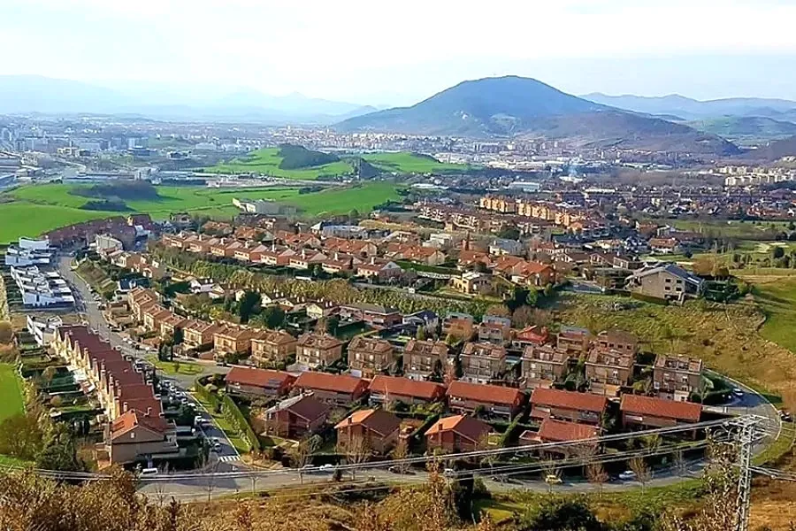 Viviendas de Gorraiz, en la comarca de Pamplona donde colocamos papel pintado